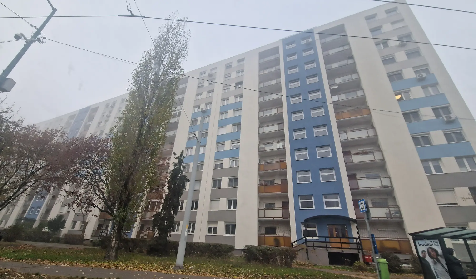 A felújított társasház homlokzata – Szentmihályi út 26., Budapest XIV. kerület