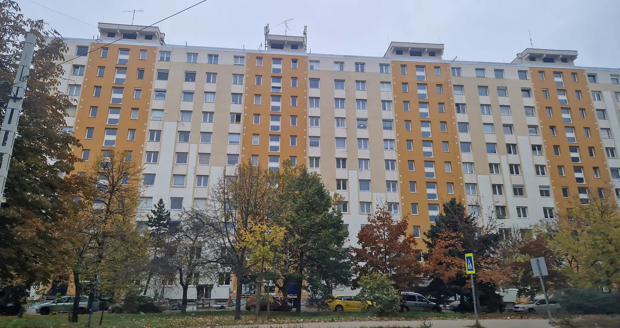 A felújított társasház homlokzata – Szentmihályi út 5–11., Budapest XIV. kerület