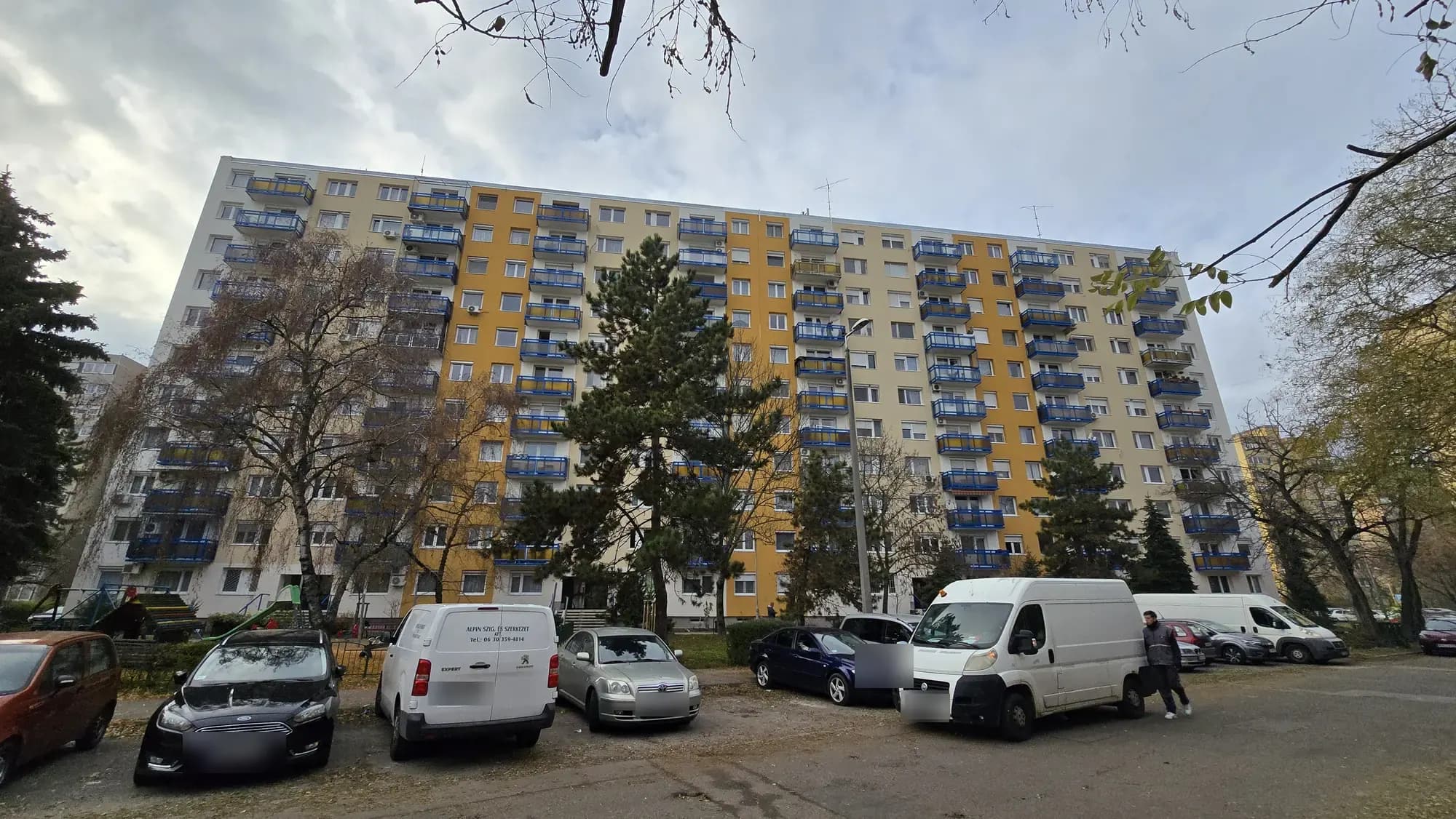 A felújított társasház homlokzata – Szentmihályi út 5–11., Budapest XIV. kerület