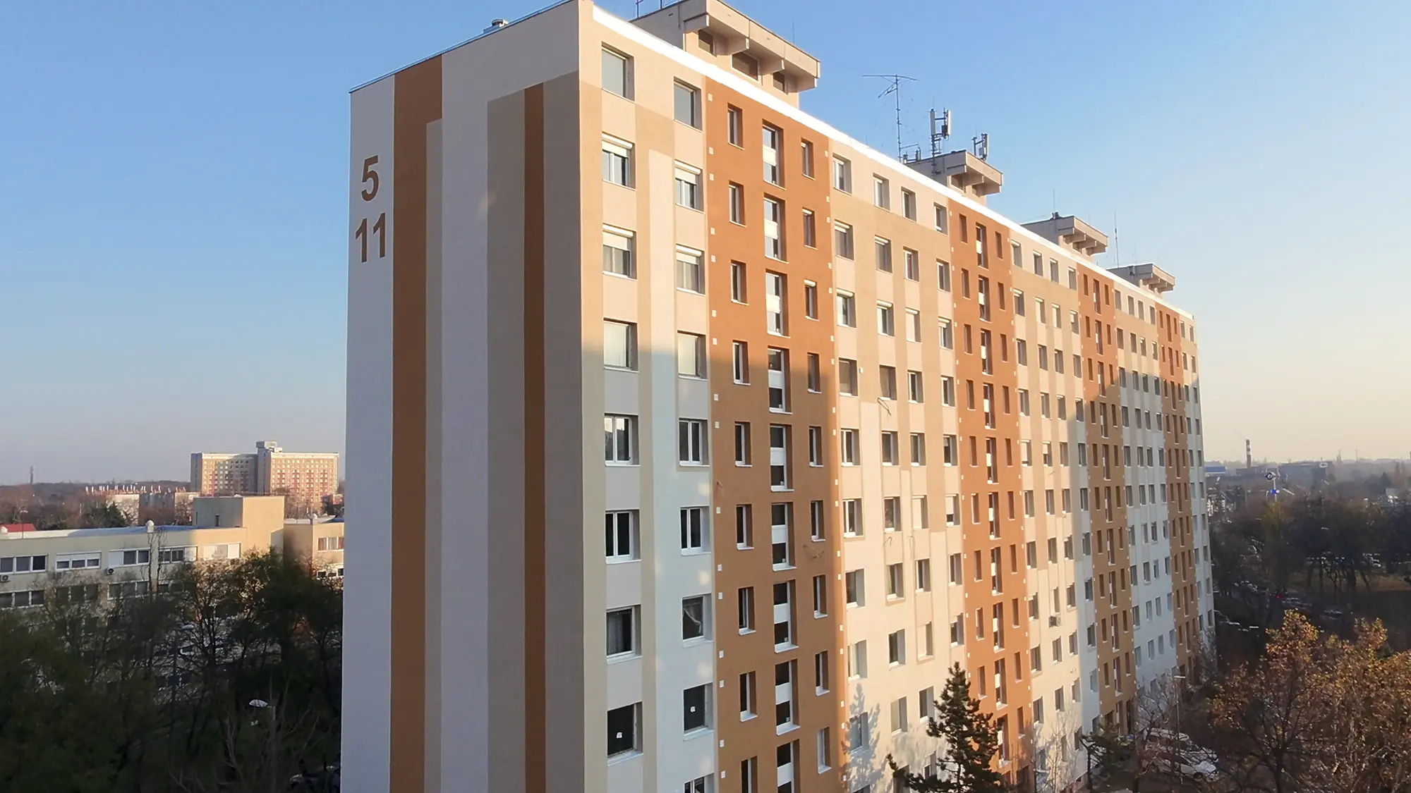 A felújított társasház homlokzata – Szentmihályi út 5–11., Budapest XIV. kerület