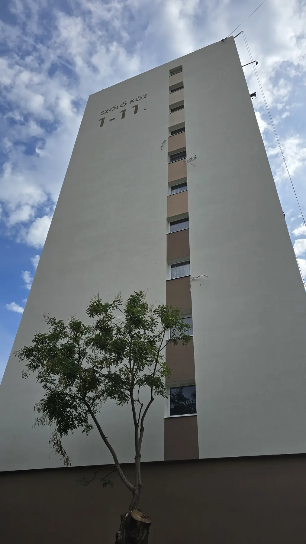 A felújított társasház homlokzata – Szőlő köz 1–11., Budapest III. kerület