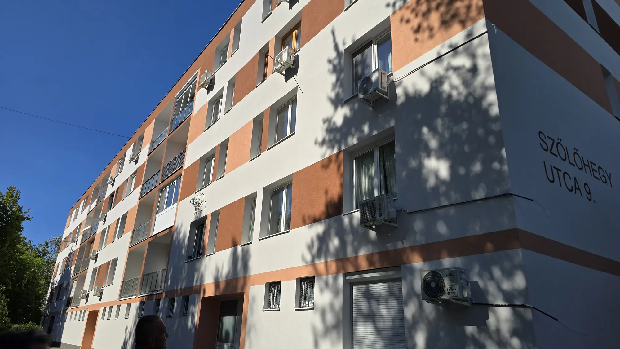 A felújított társasház homlokzata – Szőlőhegy utca 9., Budapest X. kerület