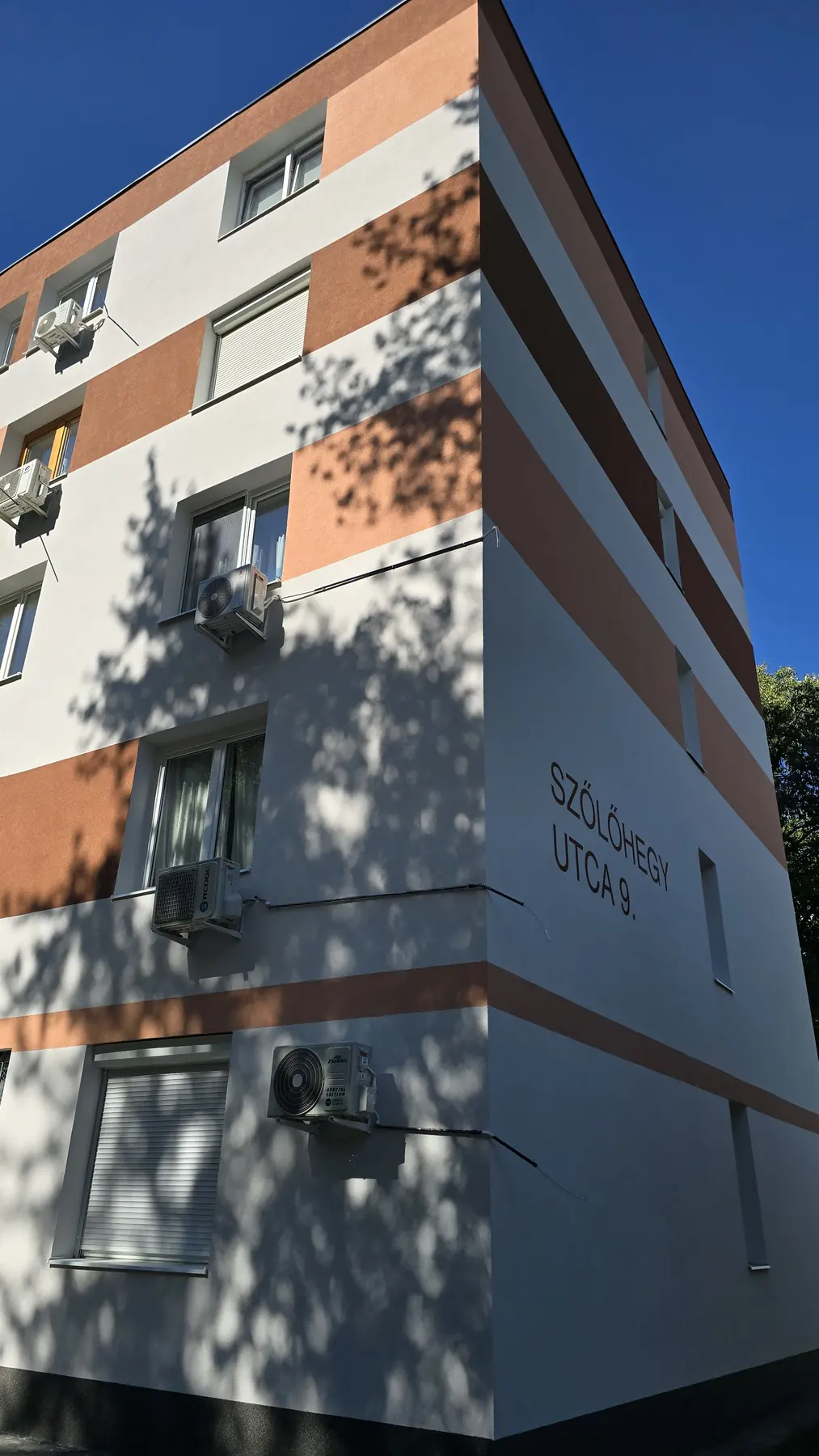 A felújított társasház homlokzata – Szőlőhegy utca 9., Budapest X. kerület