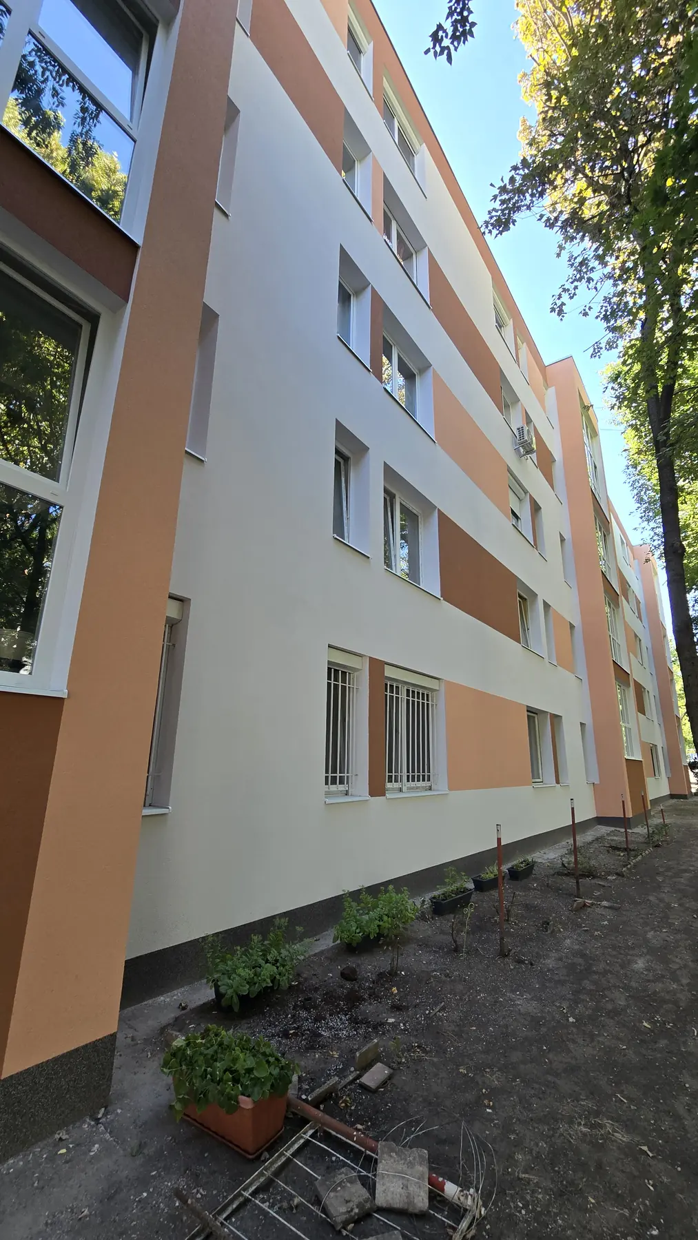 A felújított társasház homlokzata – Szőlőhegy utca 9., Budapest X. kerület