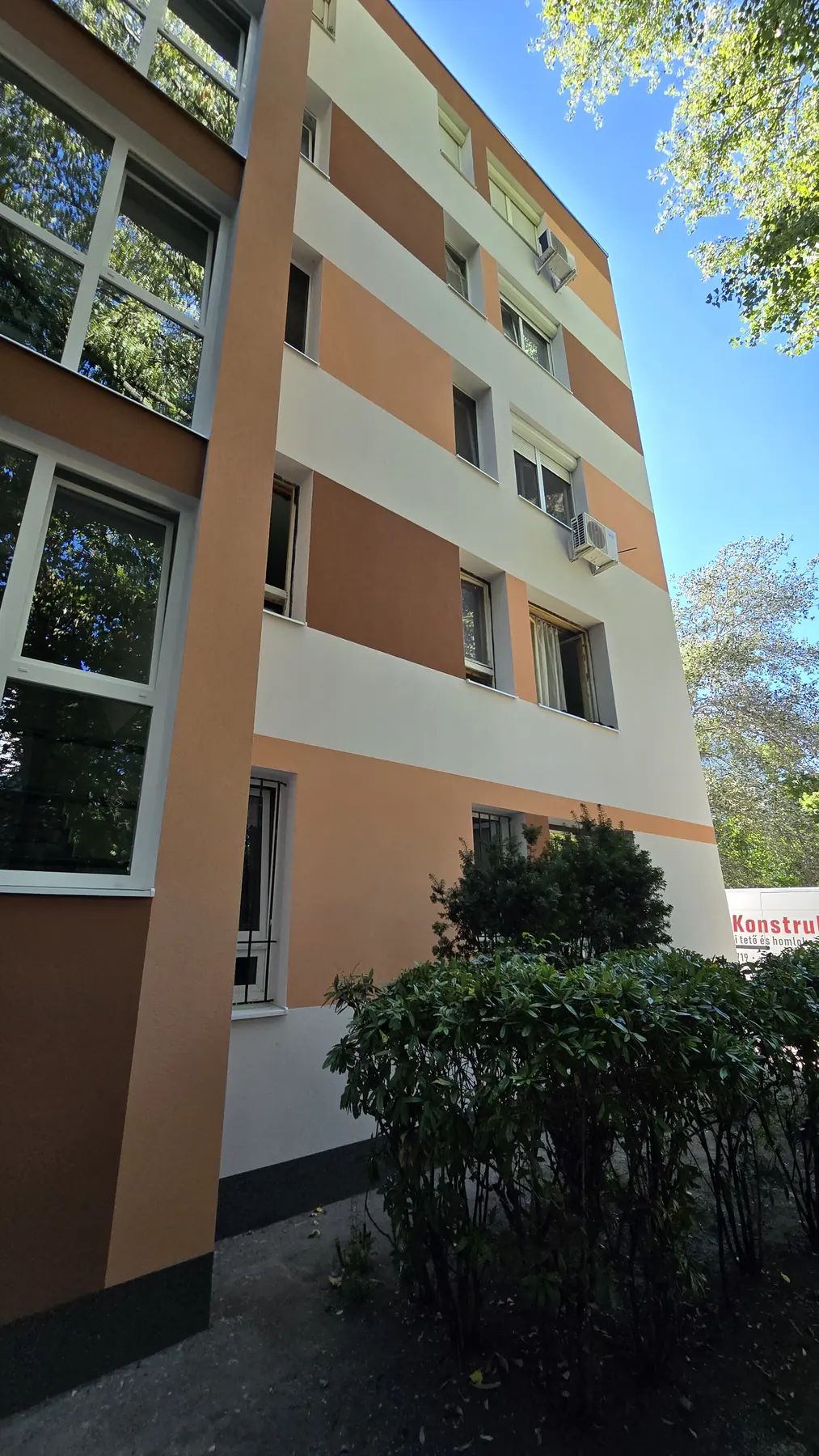 A felújított társasház homlokzata – Szőlőhegy utca 9., Budapest X. kerület
