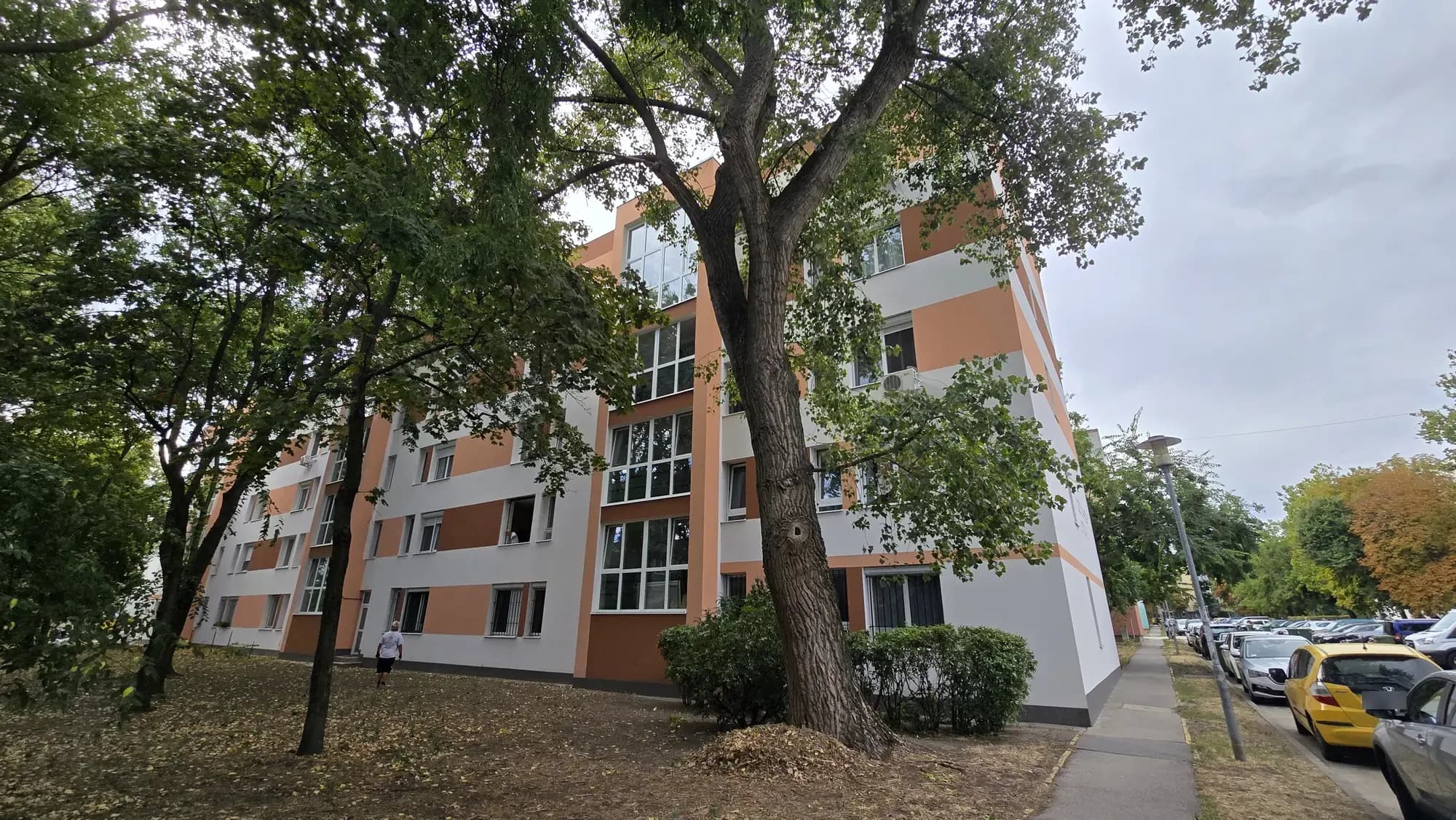 A felújított társasház homlokzata – Szőlőhegy utca 9., Budapest X. kerület
