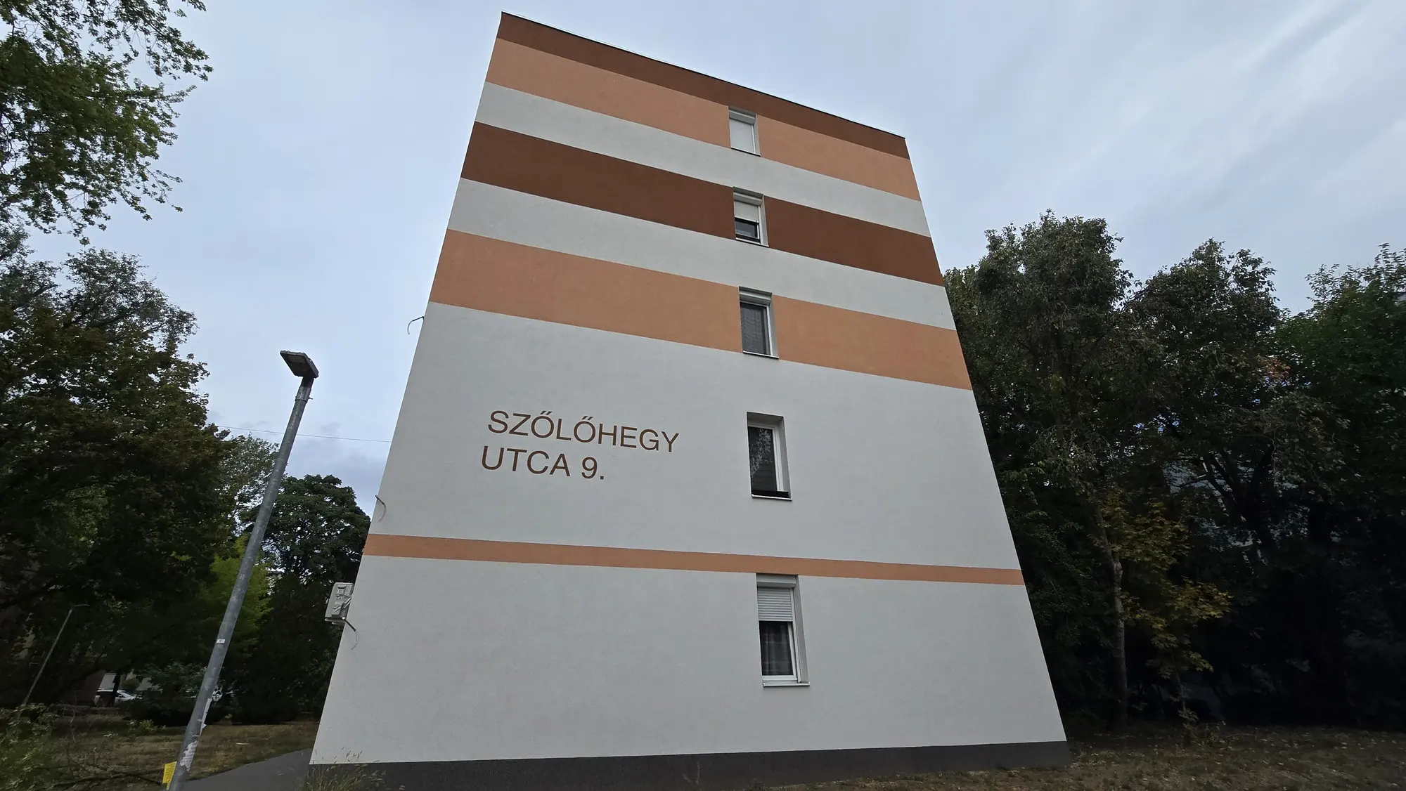 A felújított társasház homlokzata – Szőlőhegy utca 9., Budapest X. kerület