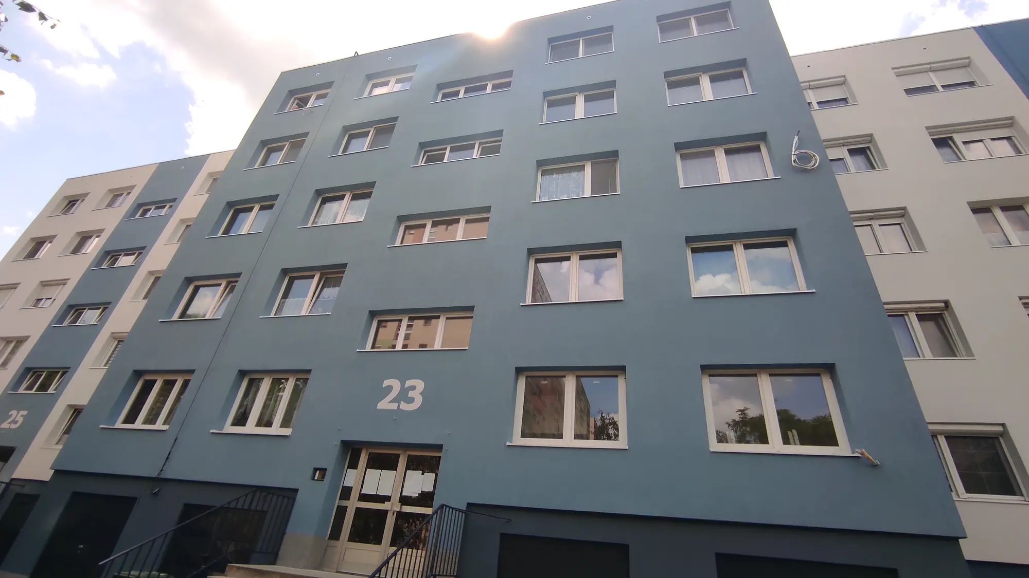 A felújított társasház homlokzata – Tihany utca 7–25., Budapest XIV. kerület