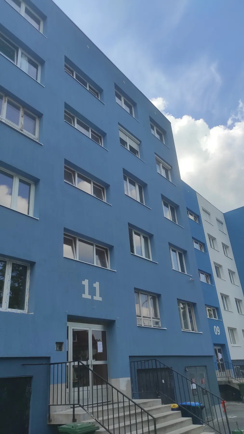 A felújított társasház homlokzata – Tihany utca 7–25., Budapest XIV. kerület