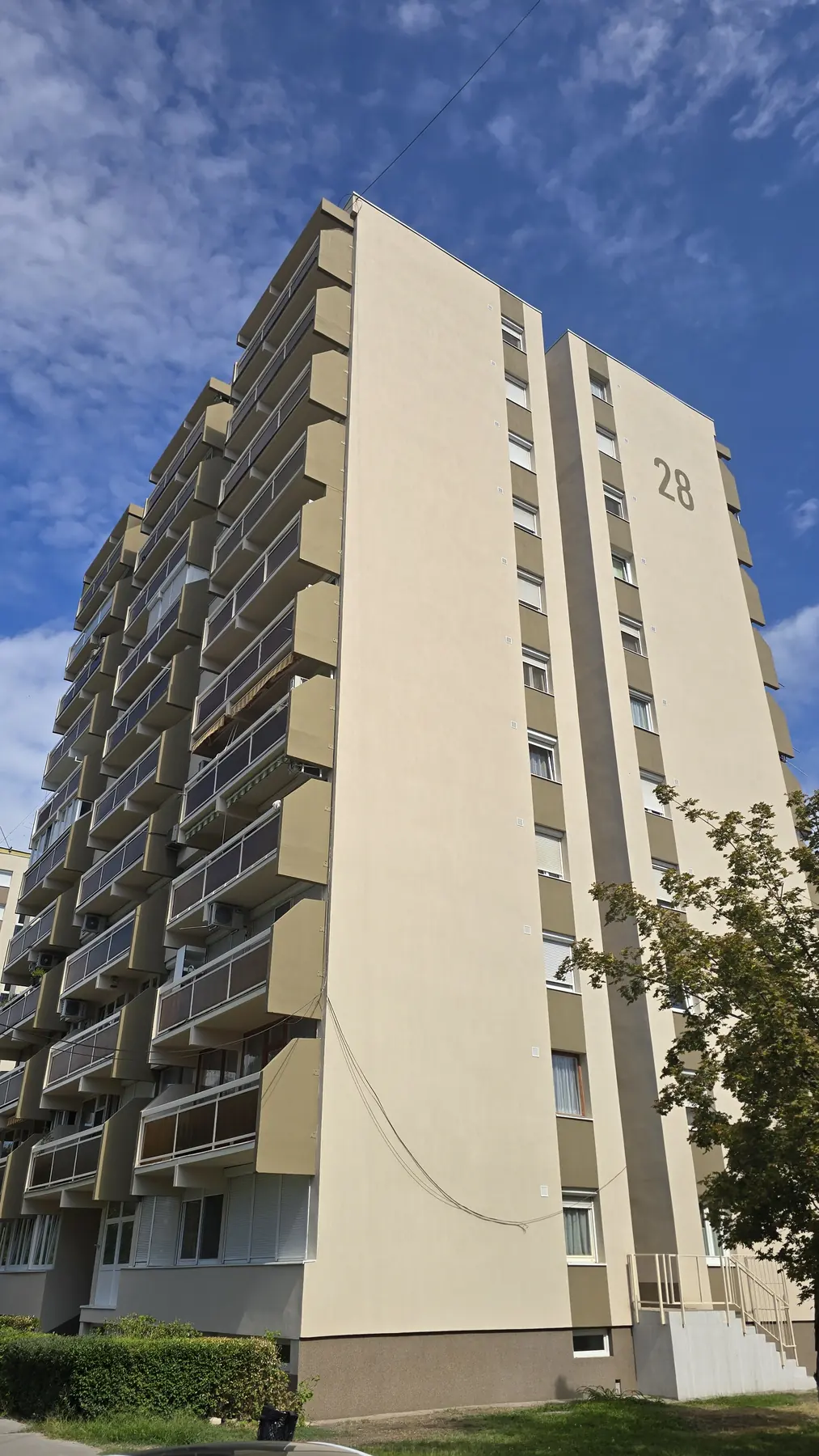 A felújított társasház homlokzata – Török Flóris utca 28., Budapest XX. kerület
