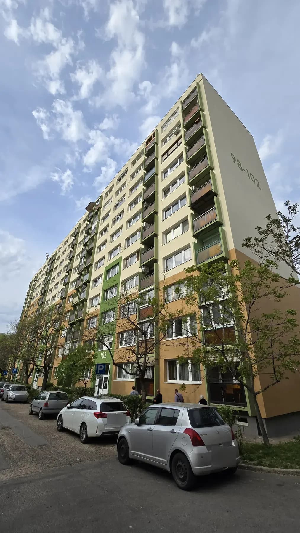A felújított társasház homlokzata – Török Flóris utca 98–102., Budapest XX. kerület