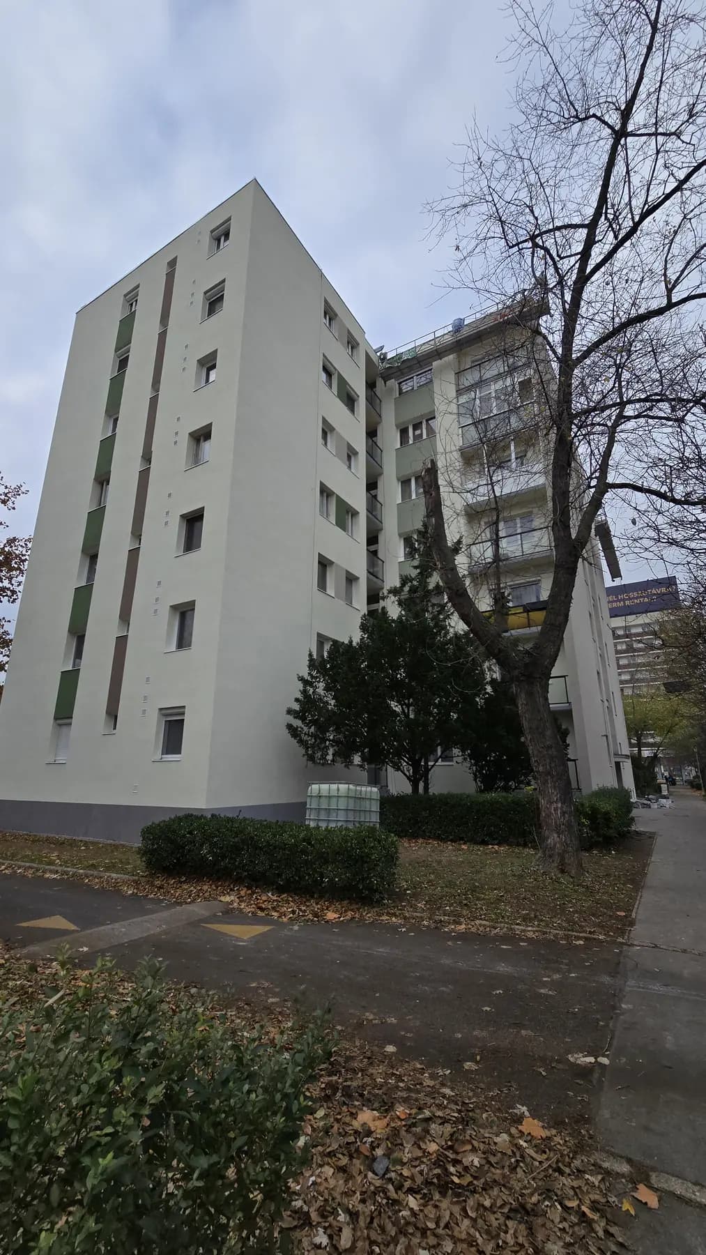 A felújított társasház homlokzata – Üllői út 151. és 155., Budapest IX. kerület