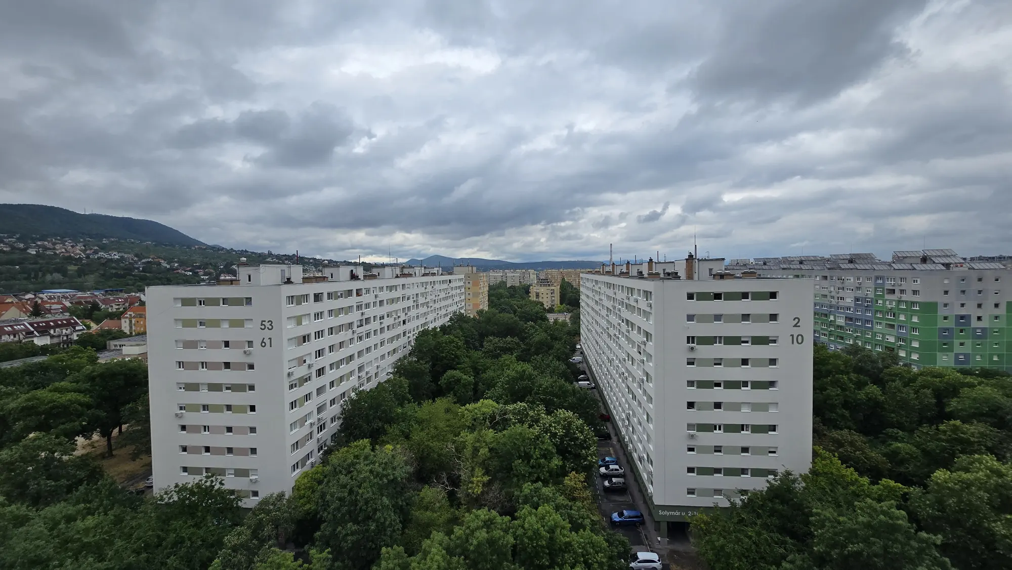 A felújított társasház homlokzata – Zápor utca 53–64., Budapest III. kerület