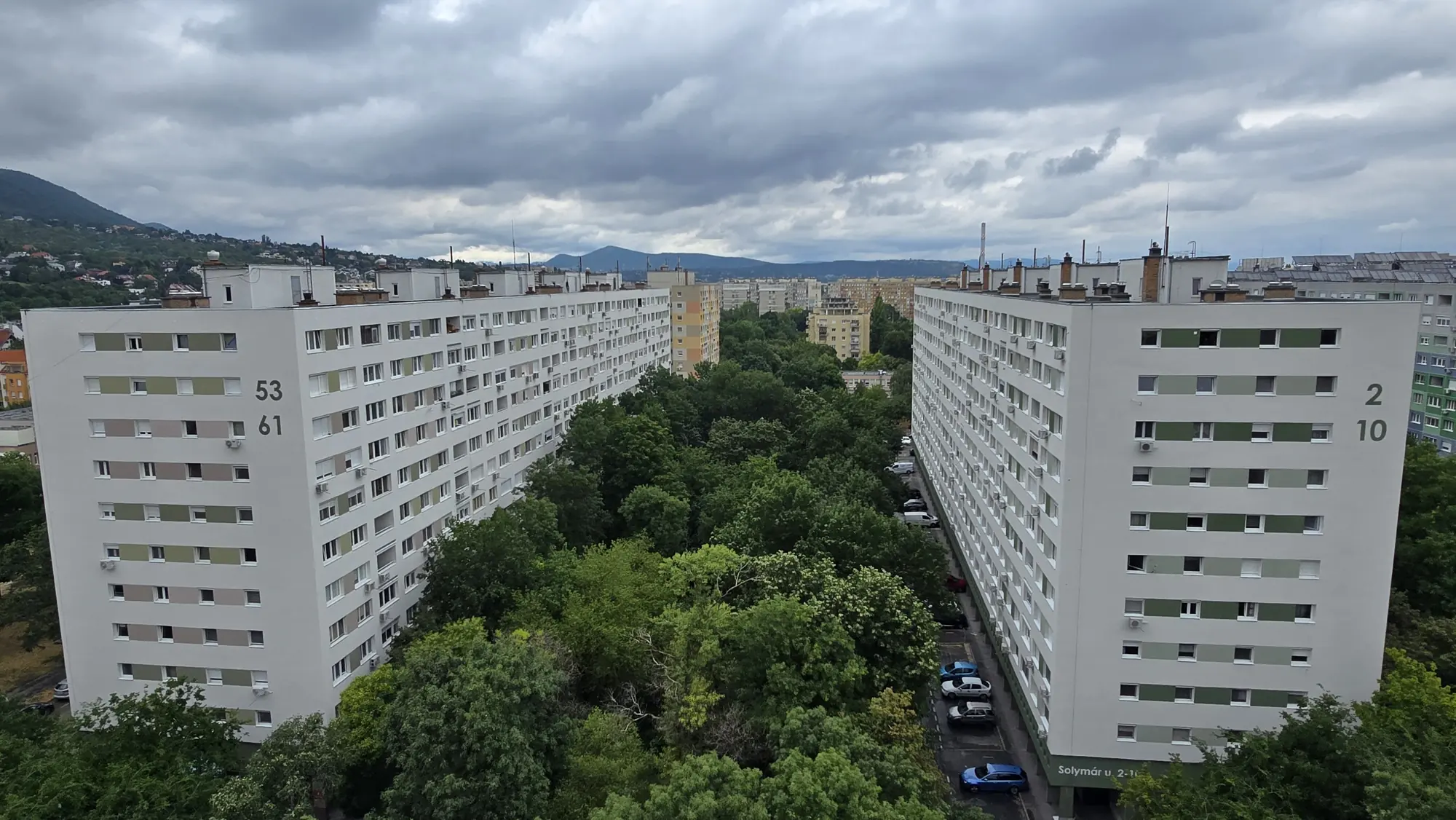 A felújított társasház homlokzata – Zápor utca 53–64., Budapest III. kerület