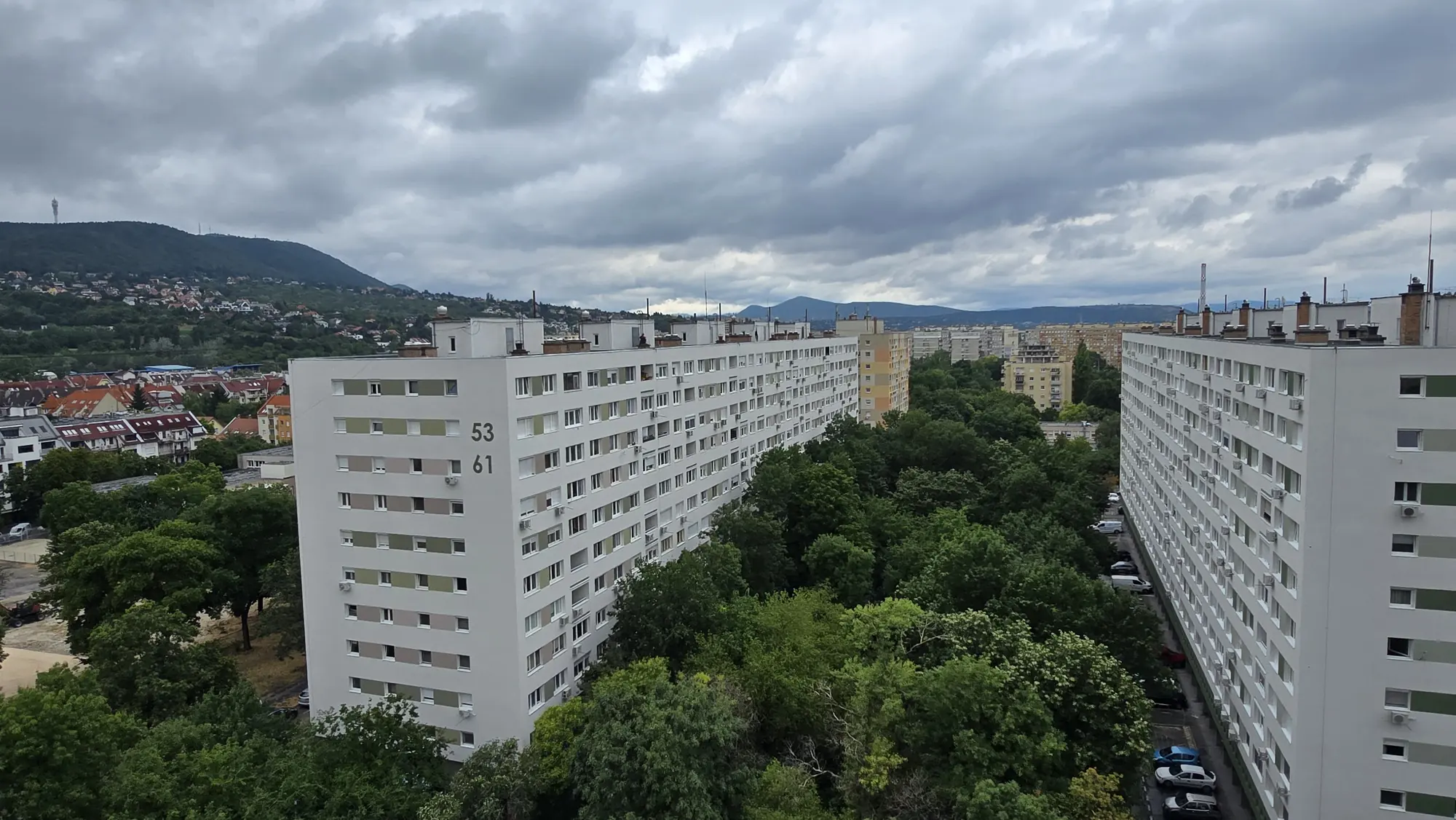 A felújított társasház homlokzata – Zápor utca 53–64., Budapest III. kerület