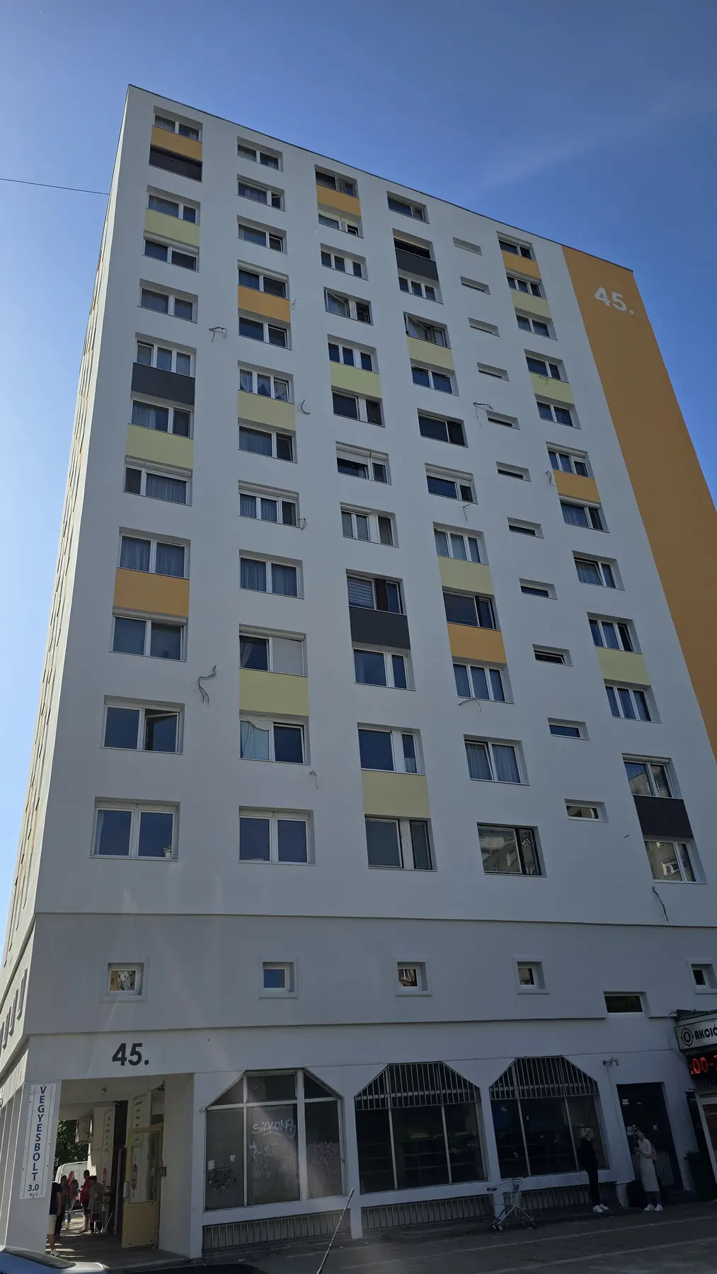 A felújított társasház homlokzata – Zsókavár utca 45., Budapest XV. kerület