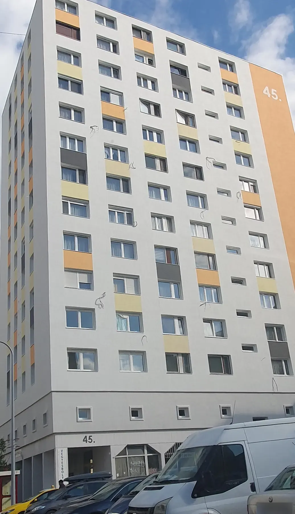 A felújított társasház homlokzata – Zsókavár utca 45., Budapest XV. kerület